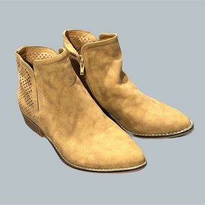 madden Women’s shoes ankle Boots heels beige tan zip up size 6.5 suede